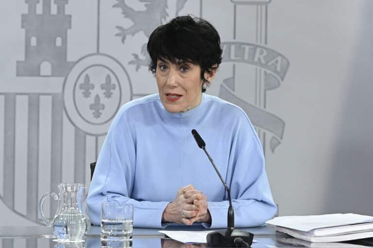 Minister Elma Saiz spreekt tijdens een persconferentie na afloop van de Spaanse ministerraad.