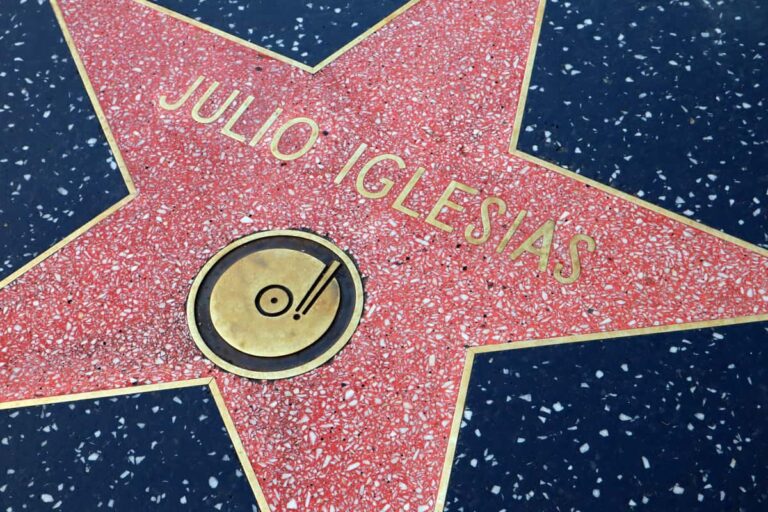 Een ster op de stoep in Hollywood met de naam van Julio Iglesias erop.