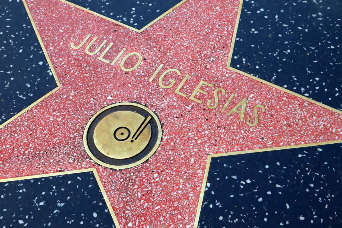 Een ster op de stoep in Hollywood met de naam van Julio Iglesias erop.