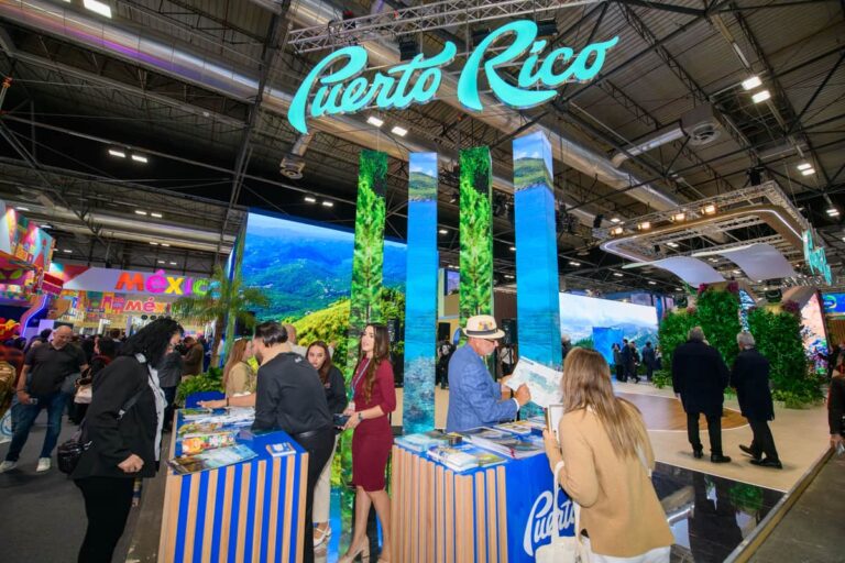 Bezoekers bij de stand van Puerto Rico op de internationale toerismebeurs FITUR in Madrid.