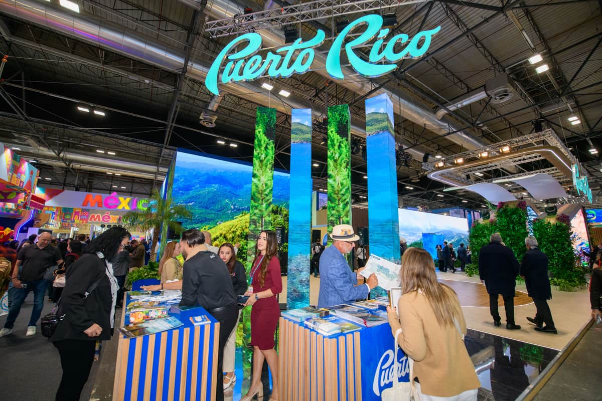 Bezoekers bij de stand van Puerto Rico op de internationale toerismebeurs FITUR in Madrid.
