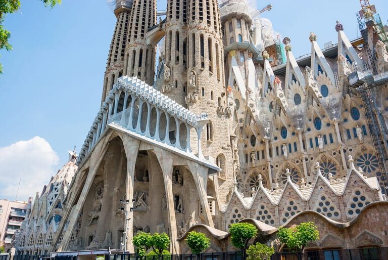Sagrada Familia in Barcelona, iconische basiliek ontworpen door Antoni Gaudí, gefotografeerd bij helder weer