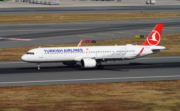 Een vliegtuig van Turkish Airlines dat over de taxibaan van een vliegveld rijdt.