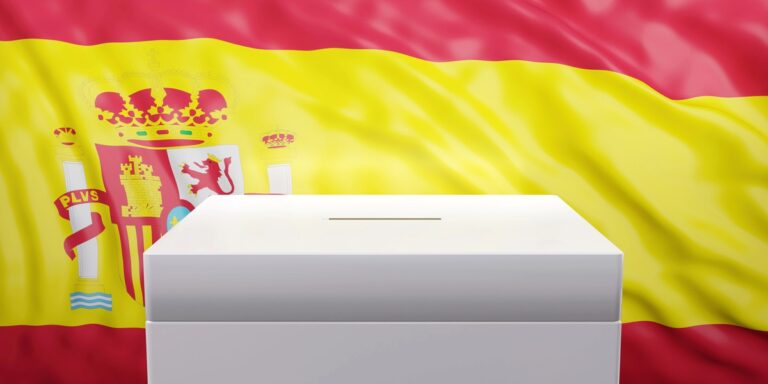 Een stembus met de Spaanse vlag op de achtergrond
