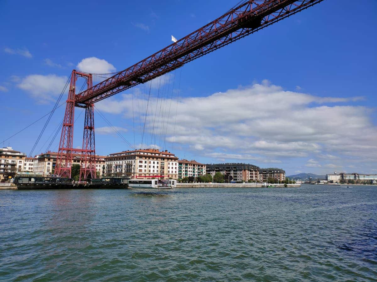 De Vizcayabrug over de rivier de Nervión bij Bilbao, met de zwevende constructie en bebouwing langs de oever.
