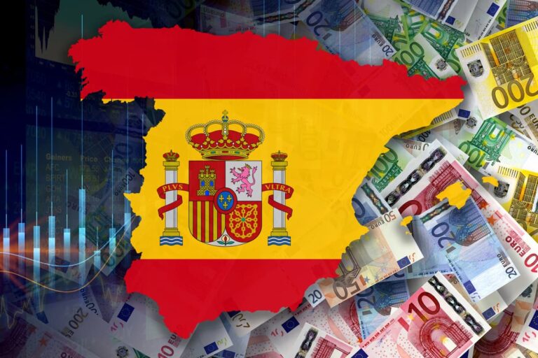 Grafische afbeelding van de kaart van Spanje met de Spaanse vlag, geplaatst over een achtergrond van eurobankbiljetten en financiële grafieken.