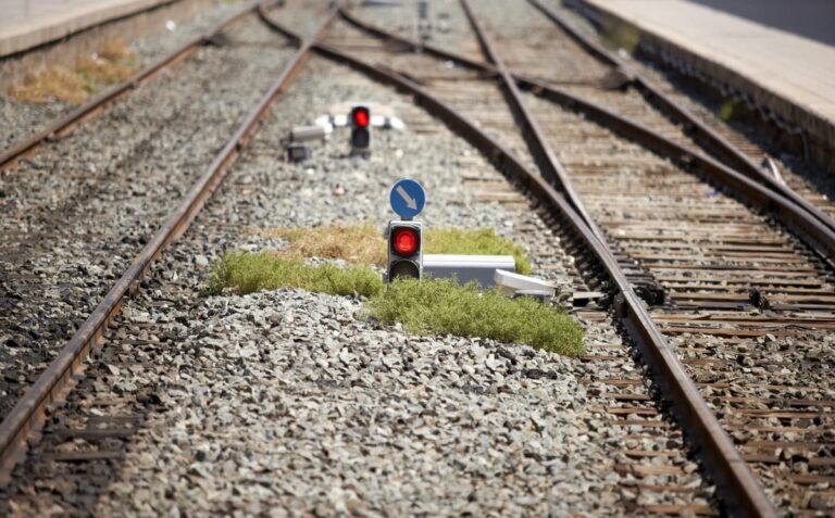 Spoorrails met wissel en spoorwegseinen langs een spoortraject