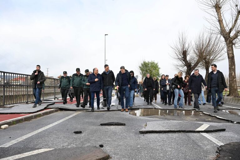 Pedro Sánchez bezoekt een door stormen getroffen gebied in Huétor Tájar.