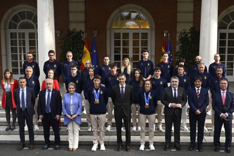 Premier Pedro Sánchez poseert met de Spaanse olympische ploeg van de Winterspelen Milano Cortina voor La Moncloa