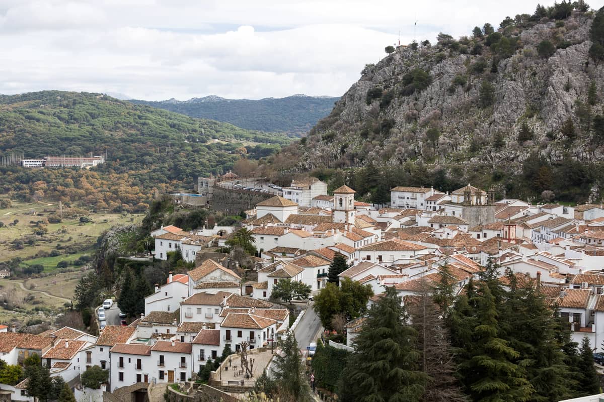 Het dorp Grazalema met witte huizen en terracotta daken, gelegen aan de voet van een rotsachtige heuvel in de provincie Cádiz.
