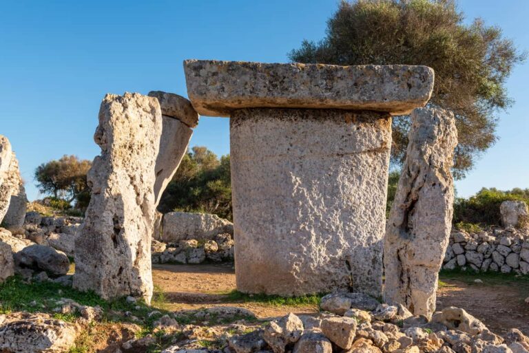 Talayotische monumentale structuur bij Talatí de Dalt op Menorca, onderdeel van het UNESCO-werelderfgoed ‘Menorca Talayótica’.