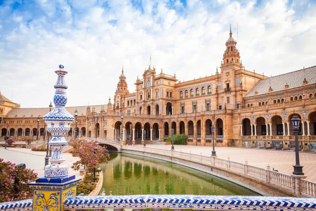 Plaza de España in Sevilla met het monumentale, halfronde gebouwencomplex, brug en waterkanaal op de voorgrond.