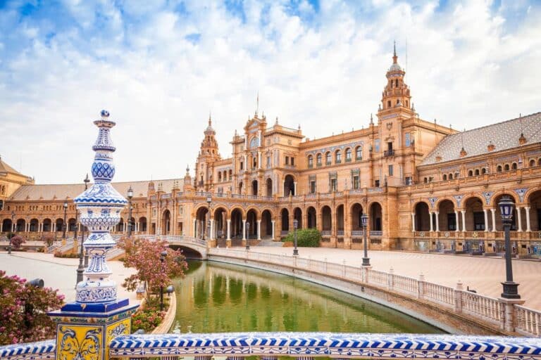Plaza de España in Sevilla met het monumentale, halfronde gebouwencomplex, brug en waterkanaal op de voorgrond.