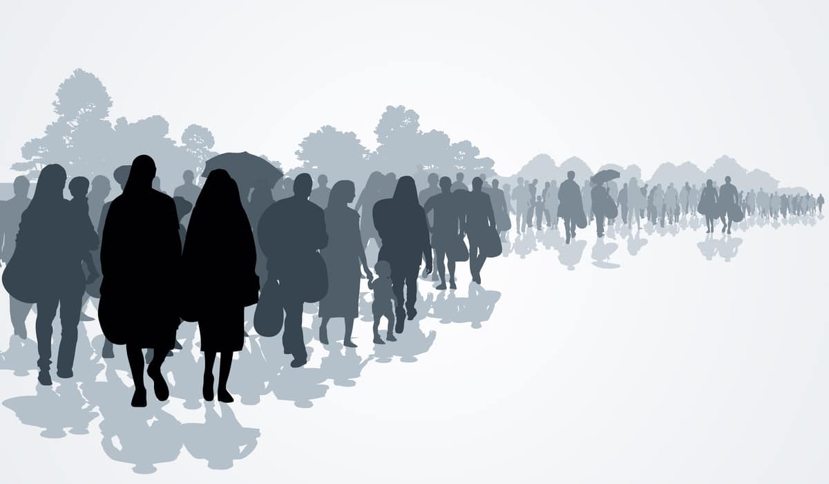 Illustratie van een groep silhouetten van mensen die in dezelfde richting lopen.