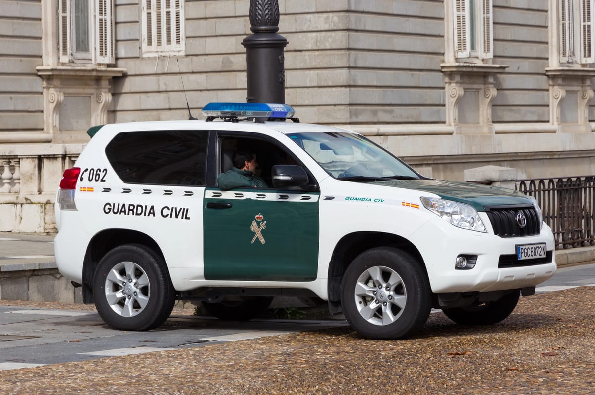 Patrouillevoertuig van de Guardia Civil geparkeerd in een straat in Spanje.