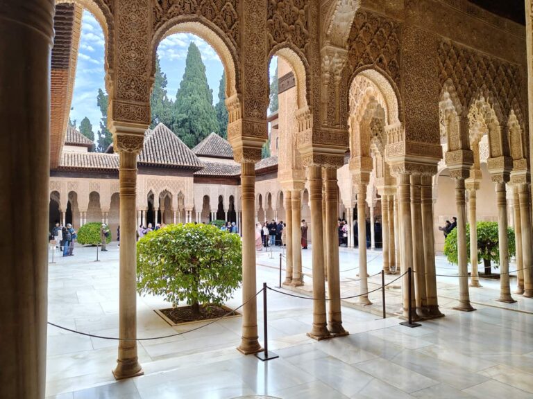 Binnenplaats met zuilen en bogen in het Alhambra in Granada.