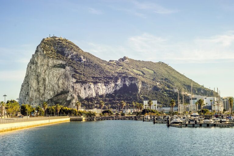 De Rots van Gibraltar gezien vanaf de jachthaven met boten op de voorgrond