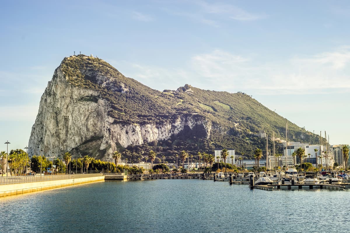 De Rots van Gibraltar gezien vanaf de jachthaven met boten op de voorgrond