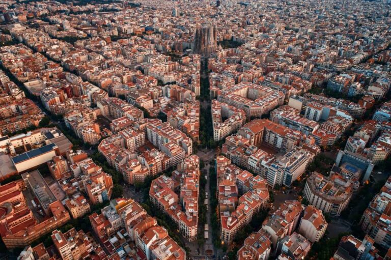 Luchtbeeld van Barcelona met het stratenpatroon van de wijk Eixample.