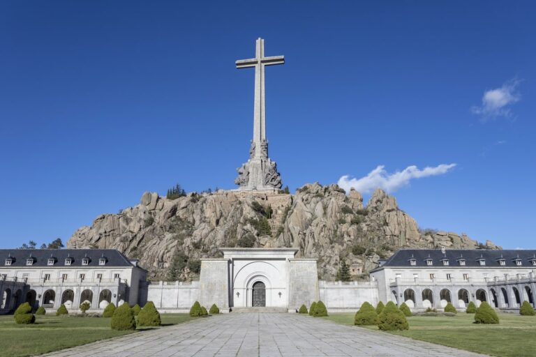 Valle de Cuelgamuros bij Madrid met groot stenen kruis op heuvel