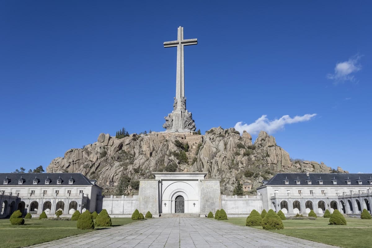 Valle de Cuelgamuros bij Madrid met groot stenen kruis op heuvel