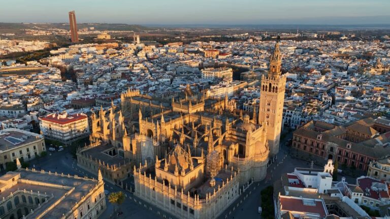 Luchtfoto van de kathedraal van Sevilla met de Giralda-toren en het historische centrum.