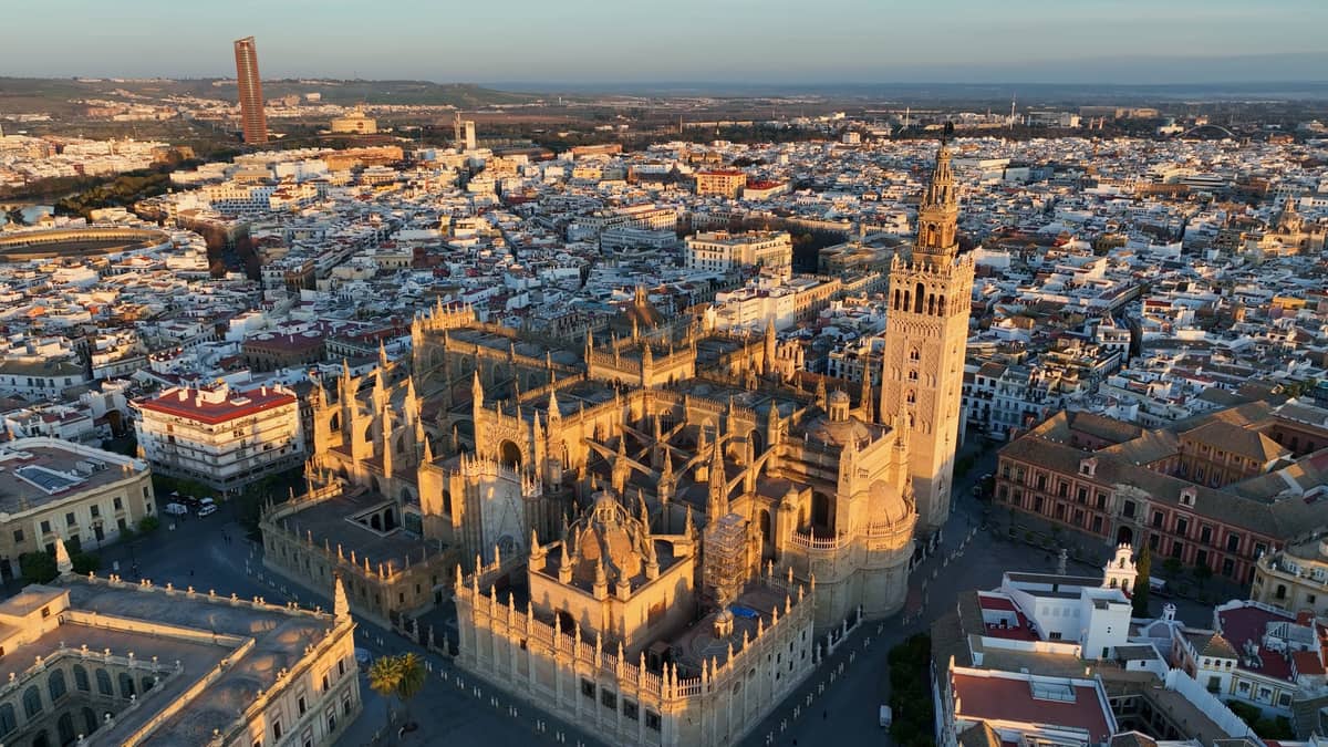 Luchtfoto van de kathedraal van Sevilla met de Giralda-toren en het historische centrum.