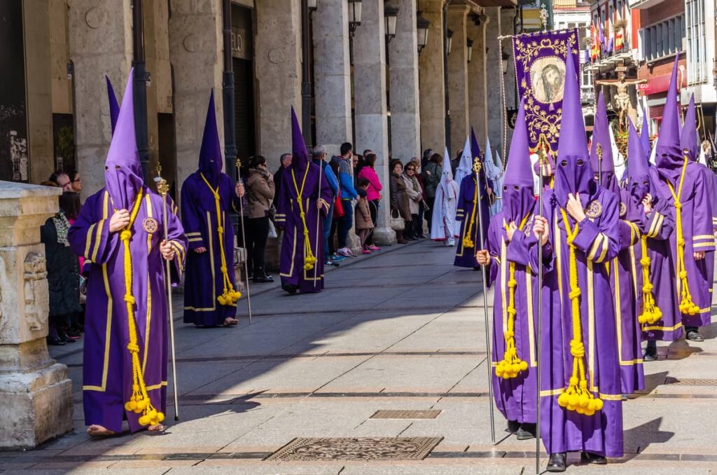 Deelnemers in paarse gewaden en puntkappen tijdens een Semana Santa-processie in Torrevieja