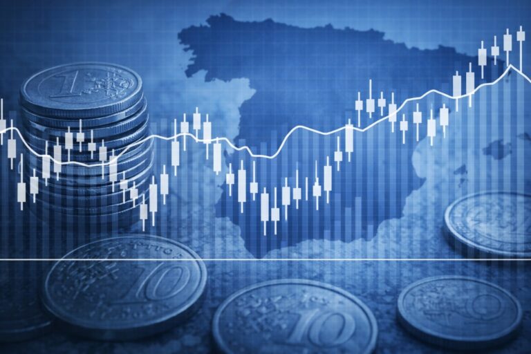 Stapels euromunten met financiële grafiek en silhouet van Spanje op de achtergrond
