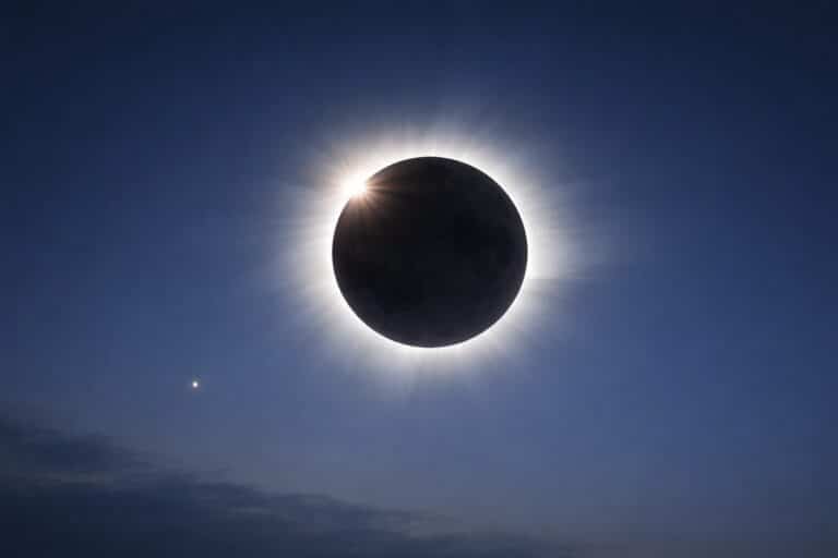 Totale zonsverduistering met zichtbare witte zonnecorona rond de maan