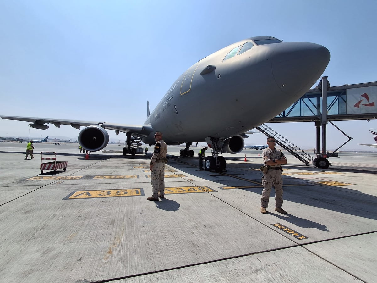 Militair transportvliegtuig A330 van de Spaanse luchtmacht op het platform van een luchthaven met militairen ernaast