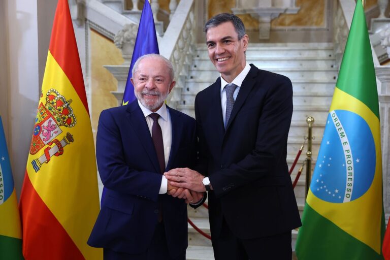 Pedro Sánchez en Luiz Inácio Lula da Silva staan binnen in het Paleis van Pedralbes tijdens hun ontmoeting in Barcelona.