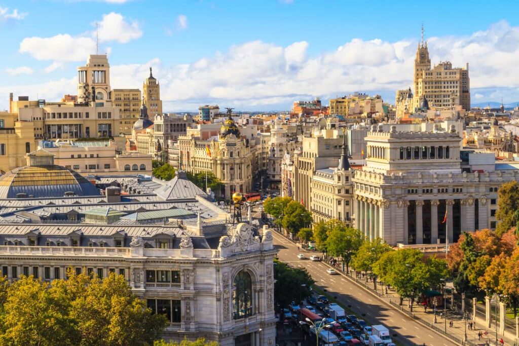 Gran Vía in Madrid met brede straat en historische gebouwen.