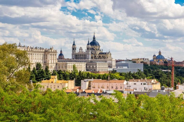 Koninklijk Paleis en Almudena-kathedraal in Madrid, gezien vanaf een hoger gelegen punt.