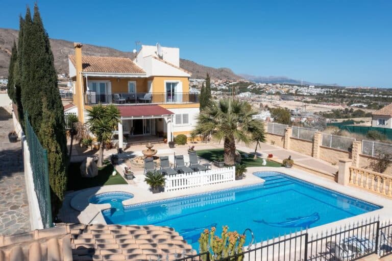 Vrijstaande villa in Benidorm met blauw zwembad, omheind terras, betegelde tuin en zicht op omliggende bebouwing