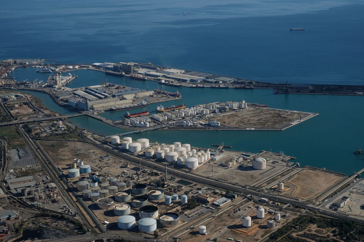 Haven van Tarragona met opslagtanks, kades en industriële installaties aan de Middellandse Zee