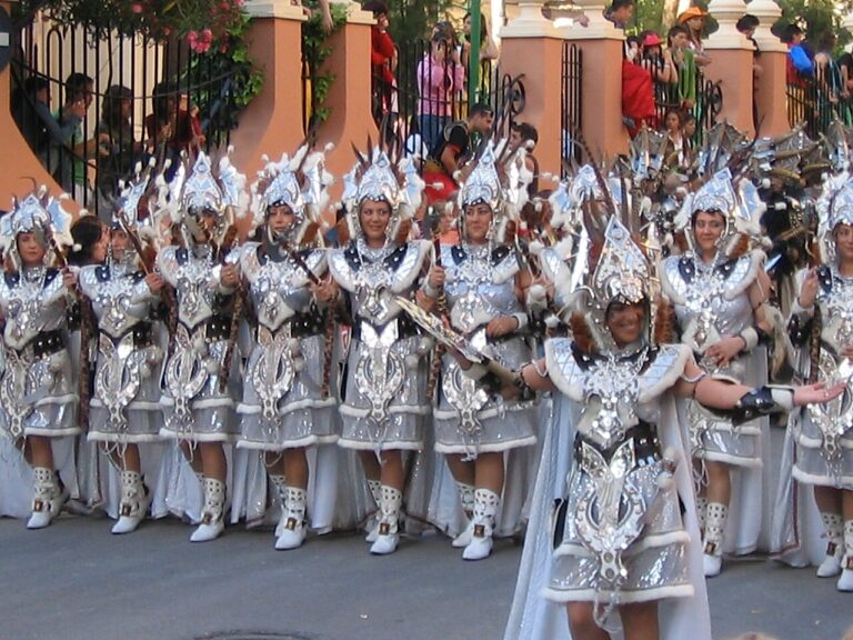 Deelnemers in zilverkleurige kostuums tijdens de Moros y Cristianos-optocht in Elda.