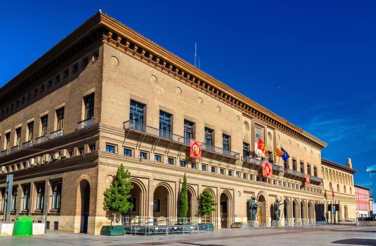 Het regeringsgebouw van Aragón in Zaragoza met de vlaggen van Aragón, Spanje en de EU.