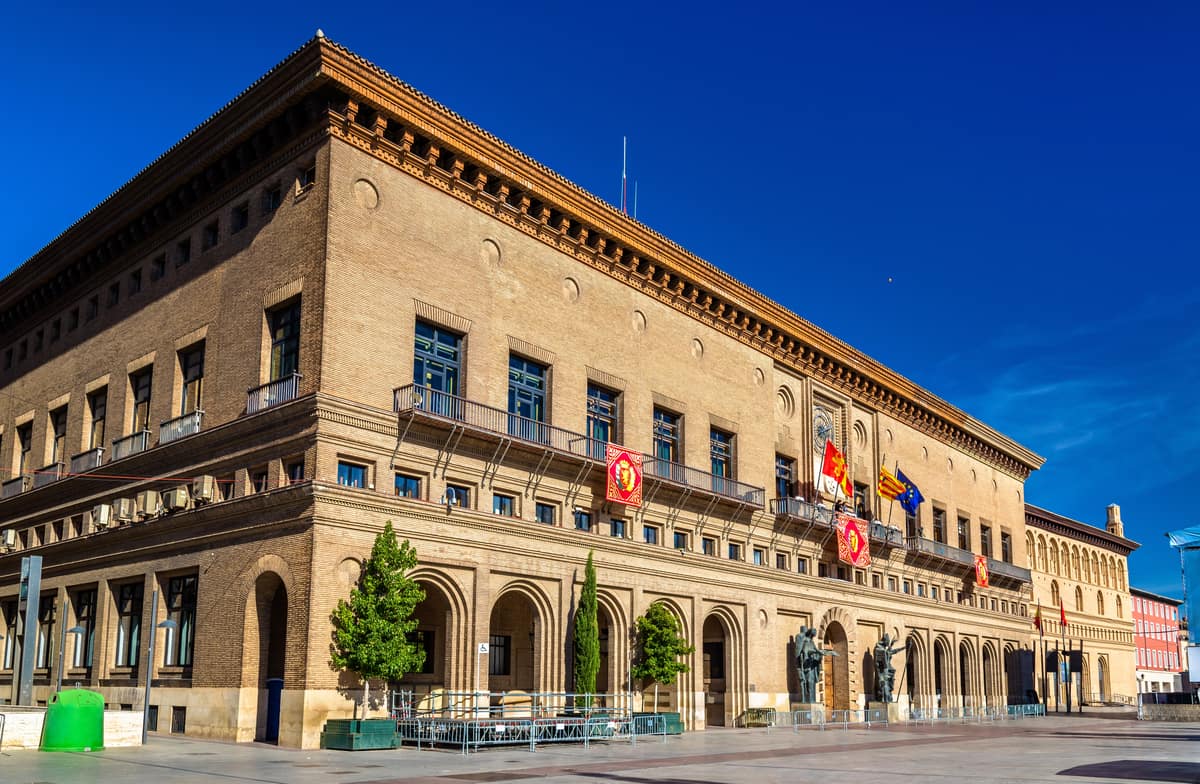 Het regeringsgebouw van Aragón in Zaragoza met de vlaggen van Aragón, Spanje en de EU.
