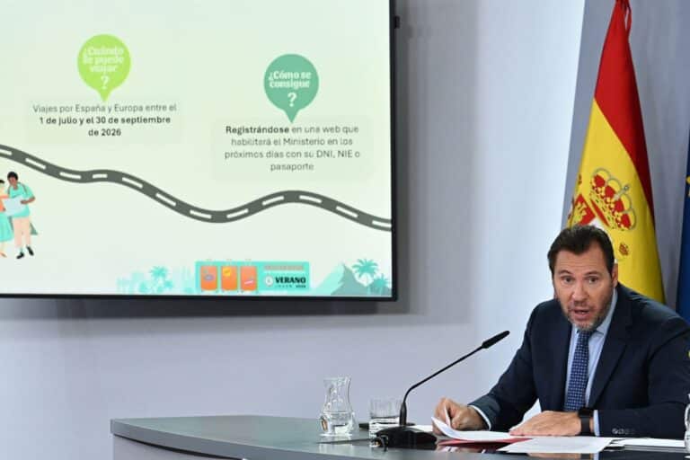 Óscar Puente spreekt tijdens een persconferentie. Op een scherm naast hem staat informatie over het programma Verano Joven 2026.