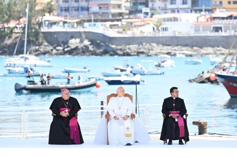 Paus León XIV woont een bijeenkomst bij met migranten, werknemers en vrijwilligers op de havenpier van Arguineguín op Gran Canaria.