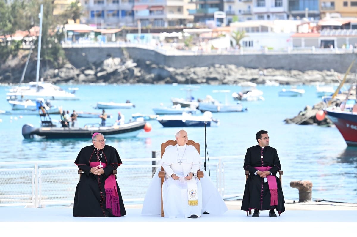 Paus León XIV woont een bijeenkomst bij met migranten, werknemers en vrijwilligers op de havenpier van Arguineguín op Gran Canaria.