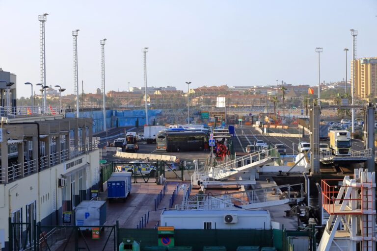 Migranten verzamelen zich bij een ferryterminal in de haven van Los Cristianos op Tenerife.