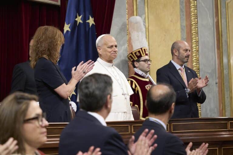 Paus Leo XIV krijgt applaus van parlementariërs na zijn toespraak in het Spaanse Congres in Madrid.
