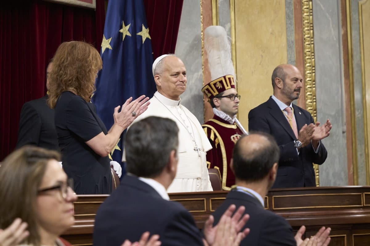 Paus Leo XIV krijgt applaus van parlementariërs na zijn toespraak in het Spaanse Congres in Madrid.