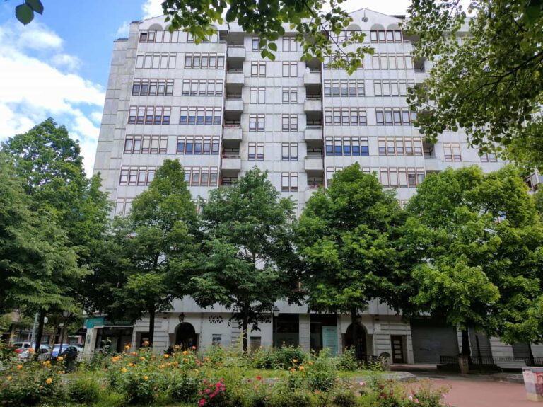 Woongebouw omgeven door bomen en groen in het centrum van Vitoria-Gasteiz.