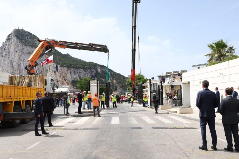 Pedro Sánchez en José Manuel Albares bij de afbraak van het grenshek tussen Spanje en Gibraltar in La Línea de la Concepción.