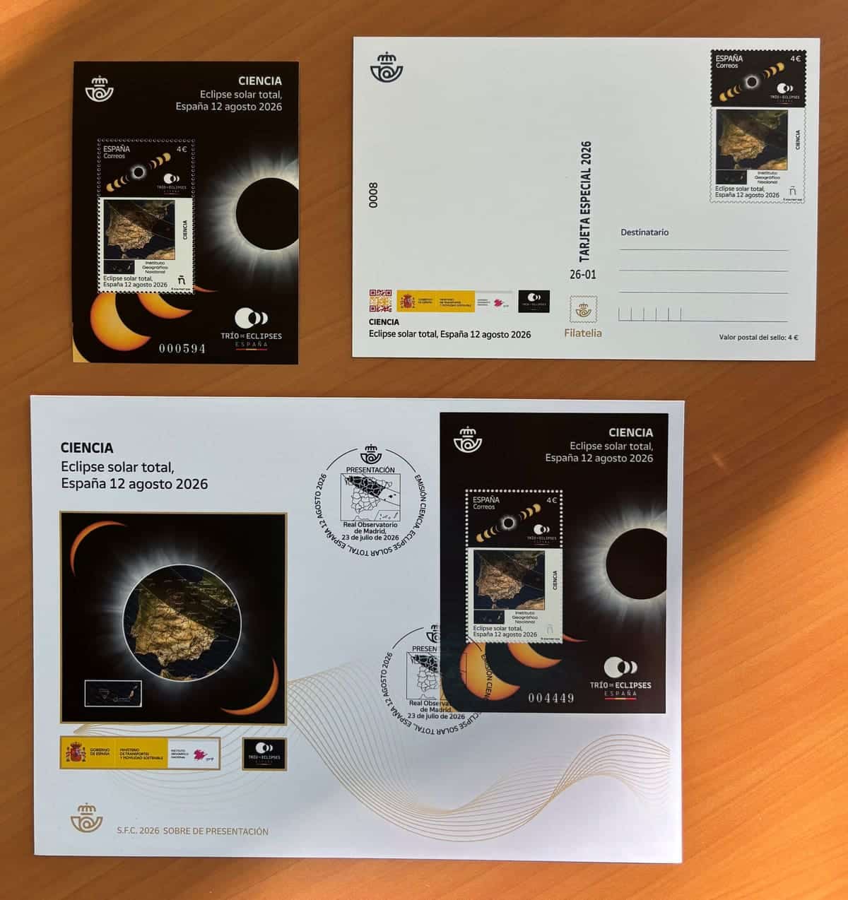 Filatelistische uitgifte met Spaanse postzegel, ansichtkaart en eerste-dag-envelop voor de totale zonsverduistering van 12 augustus 2026.