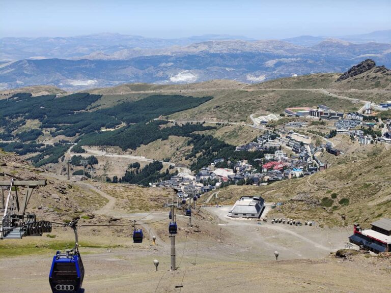 Uitzicht over Sierra Nevada met de gondellift, wandelgebied en Pradollano tijdens het zomerseizoen.