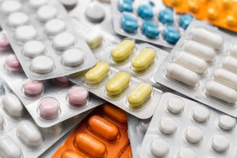 AI-illustratie van verschillende generieke blisterverpakkingen met tabletten en capsules.